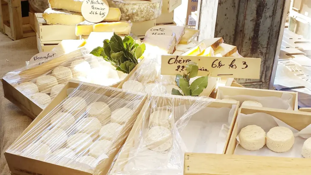 Plateau de fromages régionaux sur un étal du marché d'Aix-en-Provence.