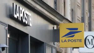 Enseigne jaune emblématique de La Poste sur une façade de bureau en France.