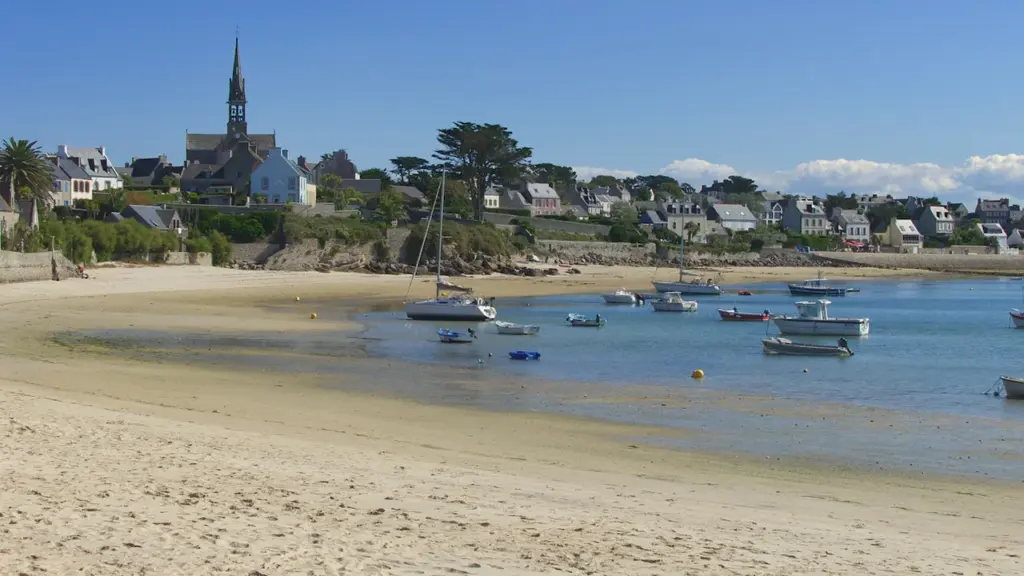 Vue panoramique de la plage du Porz Kernoc avec des voiliers échoués.