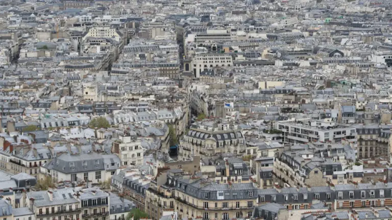 Vue aérienne panoramique des toits et immeubles denses de la ville de Courbevoie.