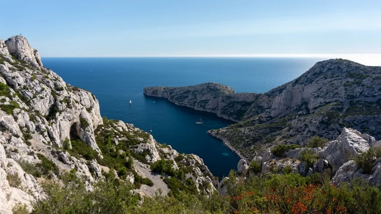 À Marseille, le rouge incendie ferme les massifs