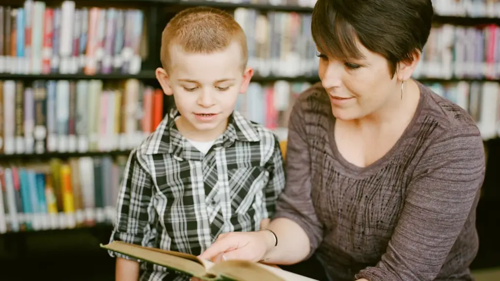 Une mère et son fils lisent ensemble dans une bibliothèque municipale à Metz.