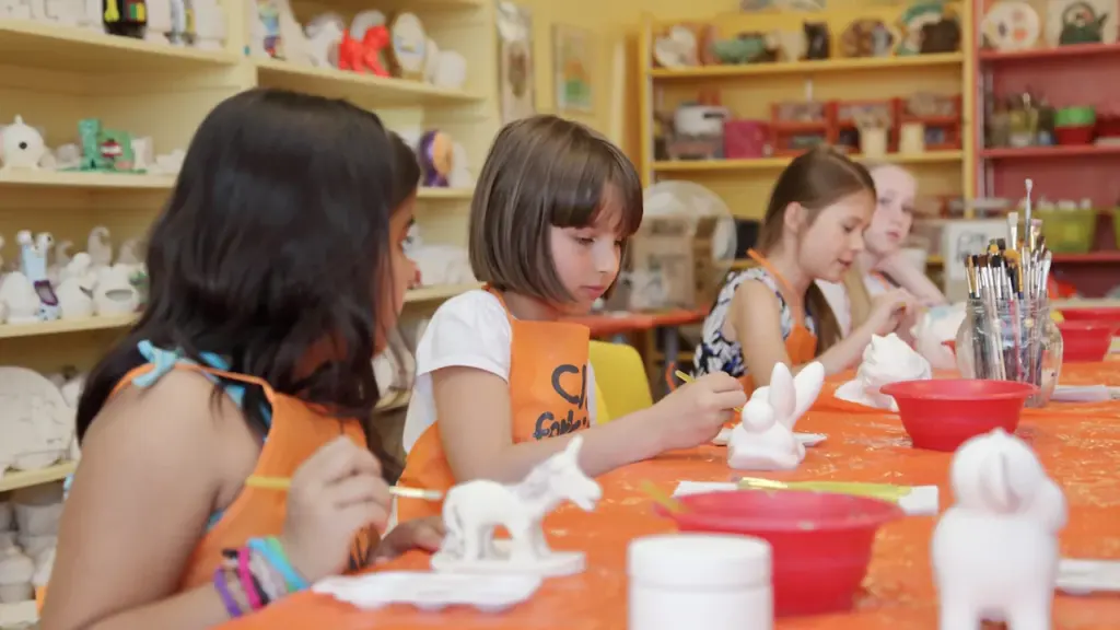 Des jeunes participant à un atelier créatif de peinture sur céramique à Roubaix.