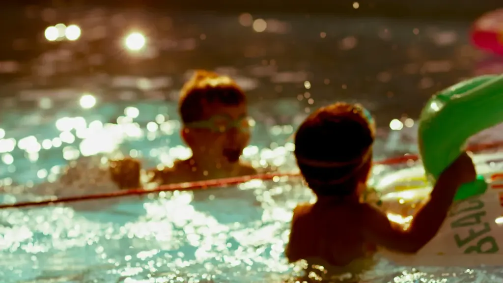 Deux enfants s'amusent dans une piscine lors d'une journée ensoleillée