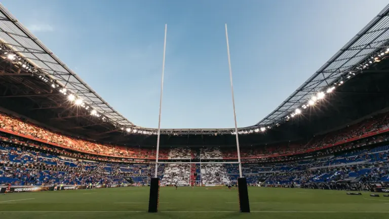 Vue impressionnante d'un stade de rugby français lors d'une finale nationale majeure.