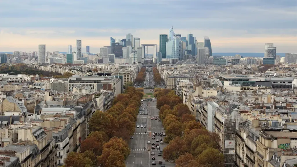 Vue panoramique du quartier d'affaires de La Défense depuis Paris durant la journée.
