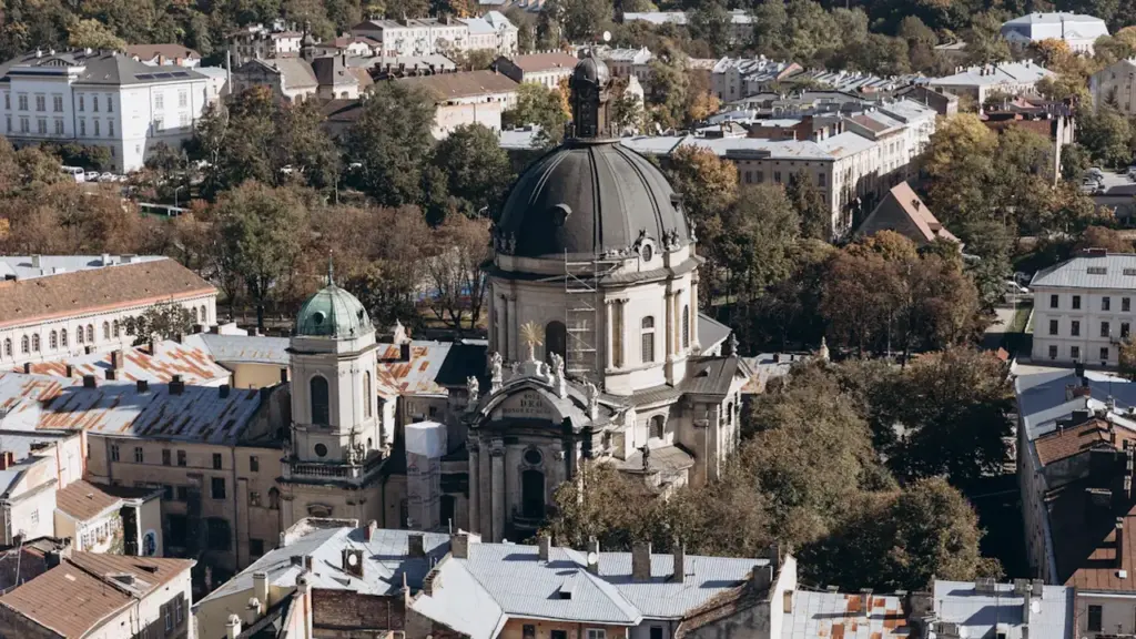 Vue aérienne d'une architecture classique européenne avec un dôme majestueux au centre.