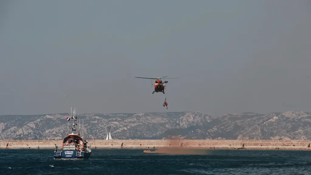 Un hélicoptère de secours survole la mer près des côtes marseillaises en opération.