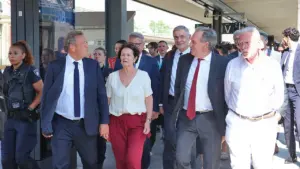 Un groupe de personnalités politiques marchant ensemble sur le quai d'une gare ferroviaire.