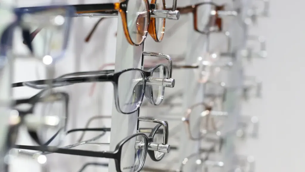 Présentoir de lunettes de vue dans un magasin d'optique professionnel à Toulouse.