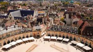 Vue aérienne de la Place de la Libération au cœur historique de Dijon.