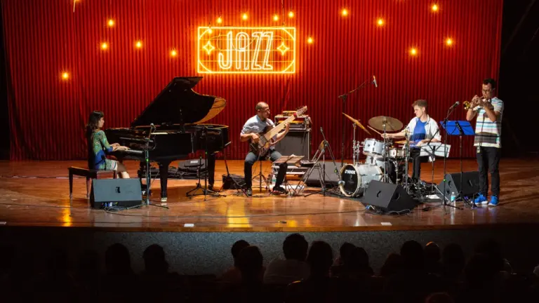 Un groupe de jazz jouant sur la scène du Théâtre de la Mer.