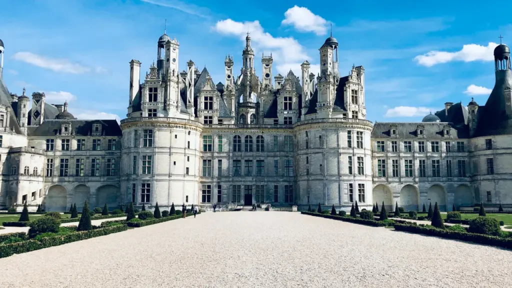 Vue majestueuse du château de Chambord sous un ciel bleu dégagé en France.