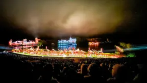 Une foule assiste à une projection en plein air lors d'une soirée estivale.