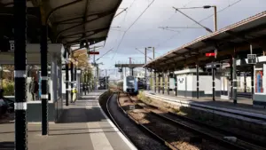 Un train approche d'un quai de gare vide en Île-de-France cet été.