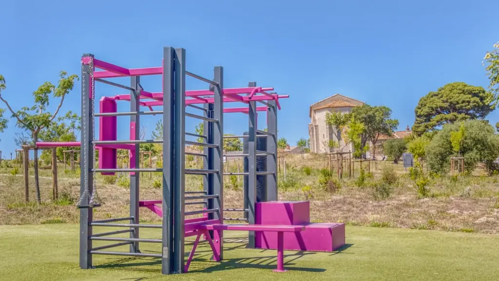 Installation de sport en plein air moderne dans un parc public à Bordeaux.