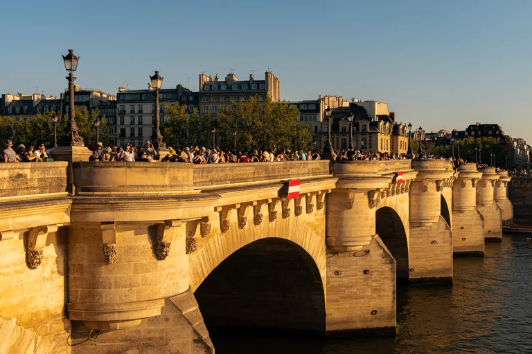 À Paris, l’éclipse a suspendu le rythme de la ville
