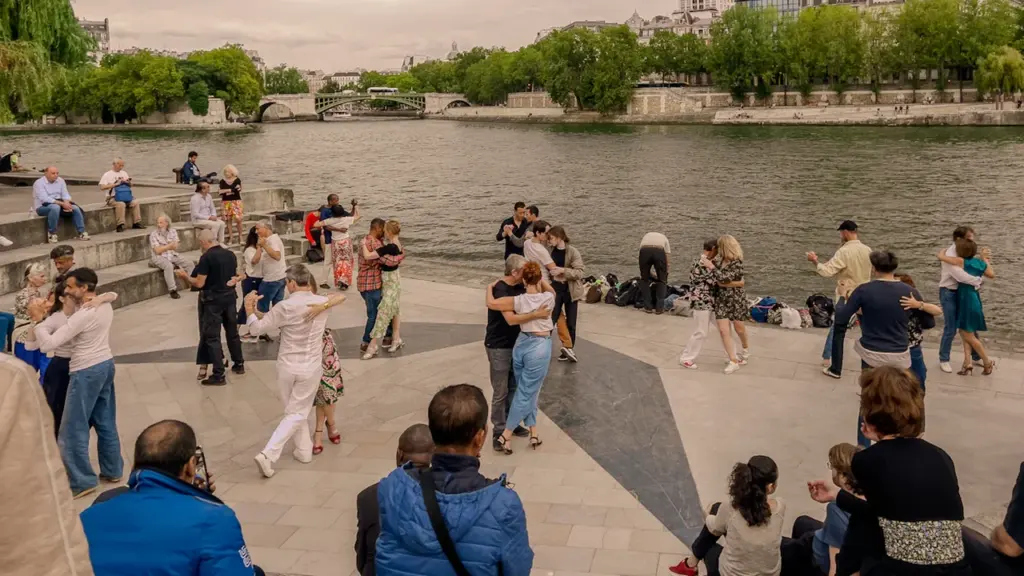 Des personnes dansant le tango sur une place publique en France.