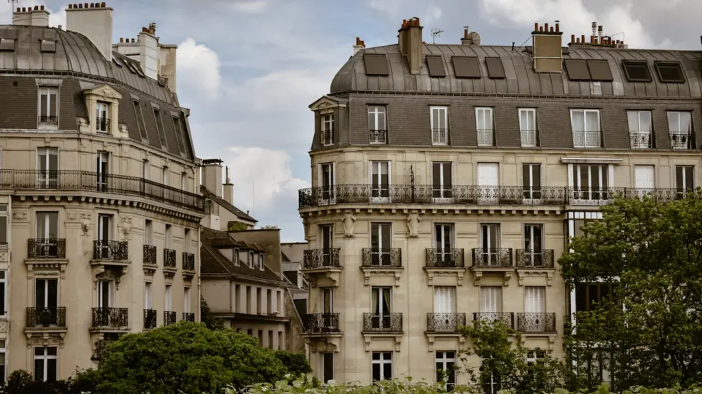 Architecture classique typiquement française avec façades en pierre de taille à Paris