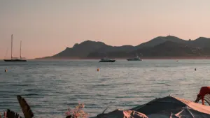 Vue panoramique sur la mer Méditerranée avec des voiliers devant Cannes.
