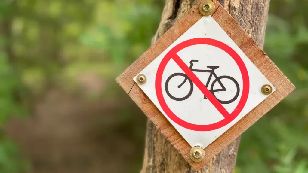 Panneau interdisant la circulation des vélos en forêt à Châtenay-Malabry.