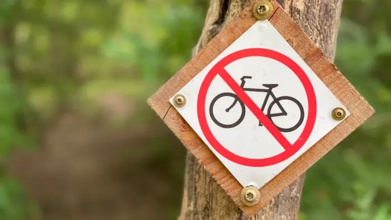 Panneau interdisant la circulation des vélos en forêt à Châtenay-Malabry.