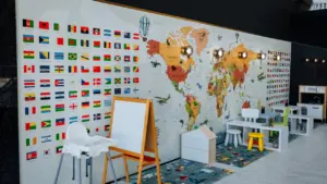 Une ludothèque colorée avec une carte du monde et des drapeaux sur le mur.