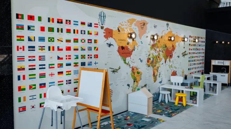 Une ludothèque colorée avec une carte du monde et des drapeaux sur le mur.