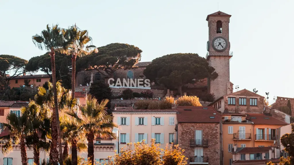 Vue panoramique sur la tour de l'horloge et la colline de Cannes.