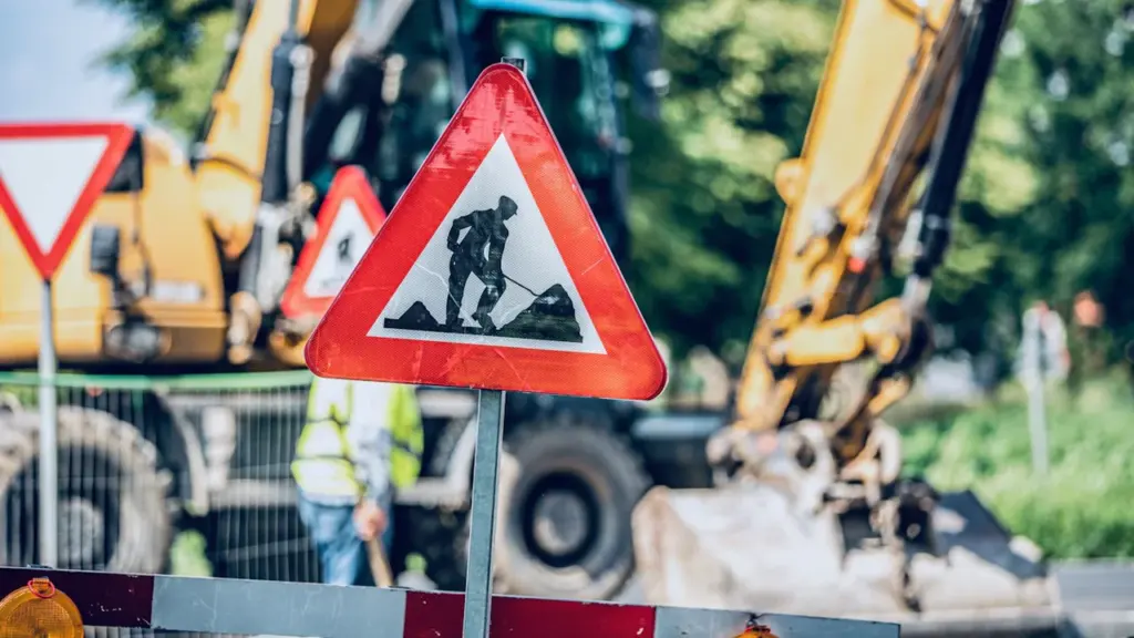 Panneau de signalisation routière indiquant des travaux sur la chaussée en Belgique.