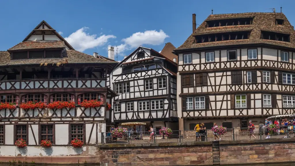 Maisons à colombages traditionnelles alsaciennes au bord d'un canal à Mulhouse