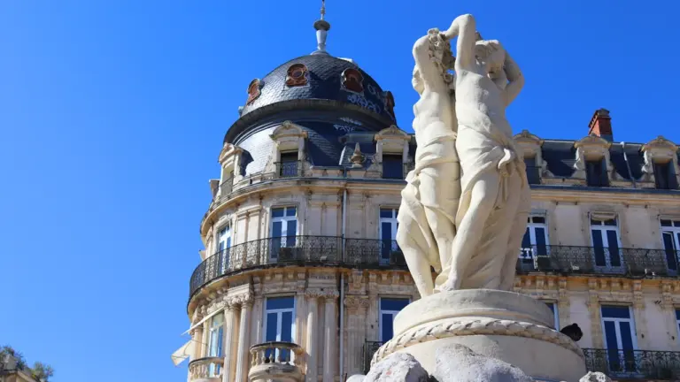 La célèbre statue des Trois Grâces sur la place de la Comédie à Montpellier.