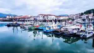 Vue panoramique sur le port de plaisance de Saint-Jean-de-Luz et ses bateaux.