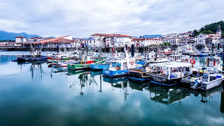 Vue panoramique sur le port de plaisance de Saint-Jean-de-Luz et ses bateaux.