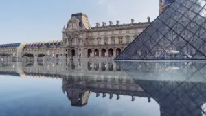 La pyramide du Louvre se reflétant dans le bassin du musée parisien