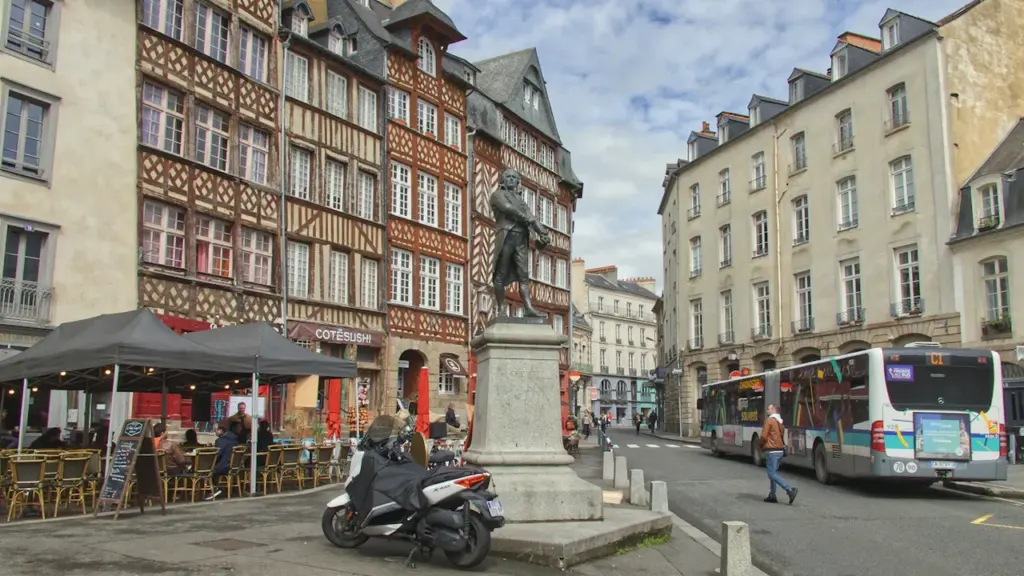 Un bus urbain circulant sur la place du Champ Jacquet au centre de Rennes.