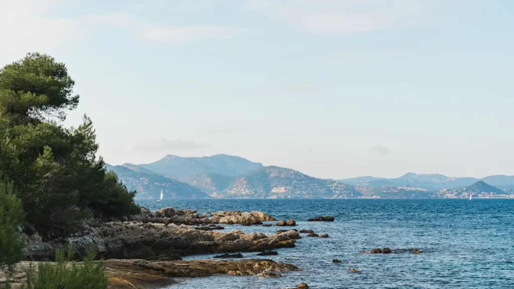 Vue panoramique sur la mer Méditerranée et les côtes rocheuses près de Cannes