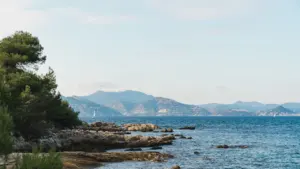 Vue panoramique sur la mer Méditerranée et les côtes rocheuses près de Cannes